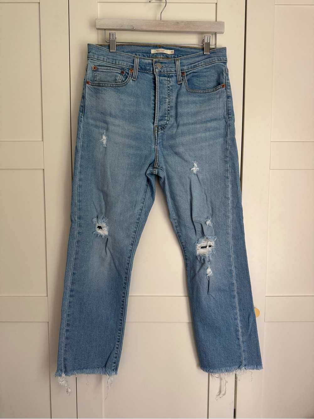 Levi’s Wedgie Straight Women’s Jeans Size 30 Distressed Raw Hem Medium Wash